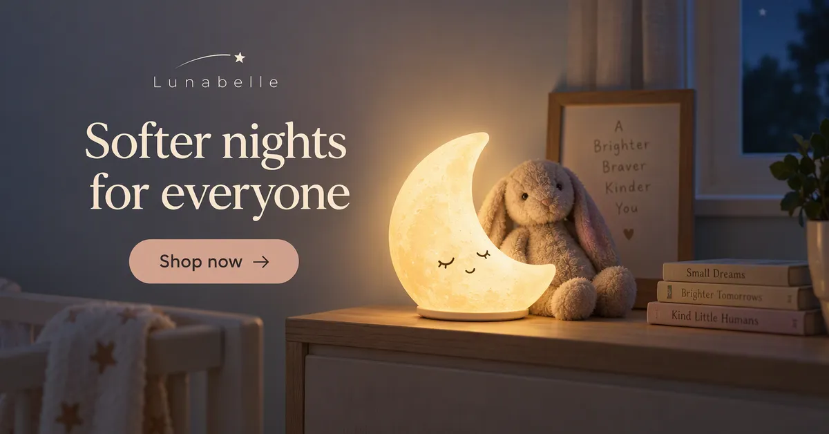 Anuncio de display horizontal de Google de una lamparita quitamiedos con forma de luna encendida en una estantería del cuarto del bebé