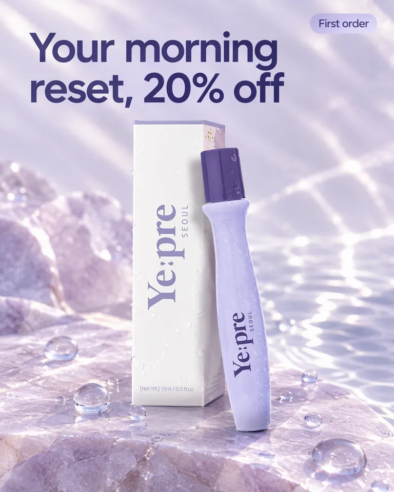 Anuncio de oferta del roller de ojos Ye:pre y su caja sobre ondas de agua lila, titular Tu reset matutino, 20% de descuento