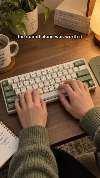 Anuncio UGC de TikTok de unas manos escribiendo en un teclado mecánico crema y verde salvia