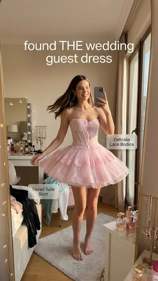 Anuncio de prueba de ropa en TikTok de una mujer girando con un minivestido rosa de tul con volantes, con el texto encontré EL vestido de invitada