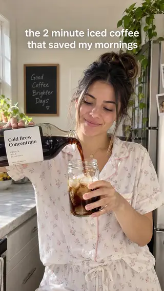 Anuncio UGC de TikTok de una mujer sirviendo cold brew sobre hielo en su cocina, con el texto el café con hielo de 2 minutos que me salvó las mañanas