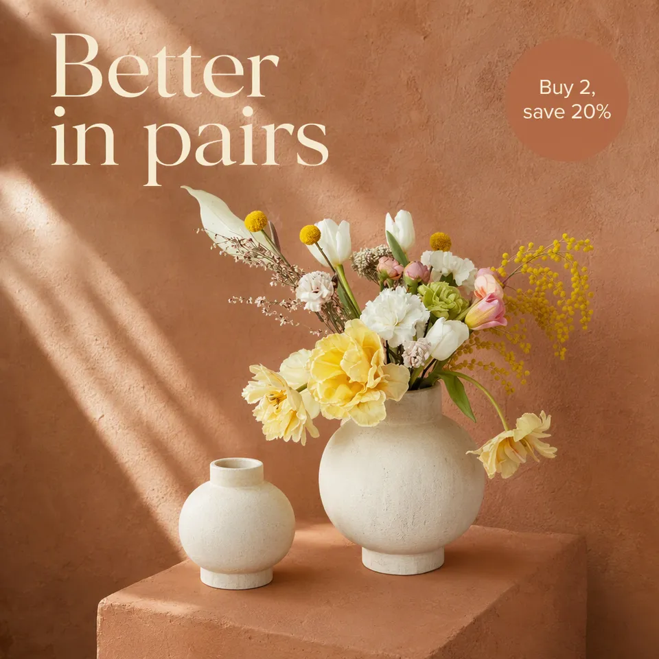 Anuncio de oferta de dos jarrones crema con flores sobre terracota, titular Mejor en pareja