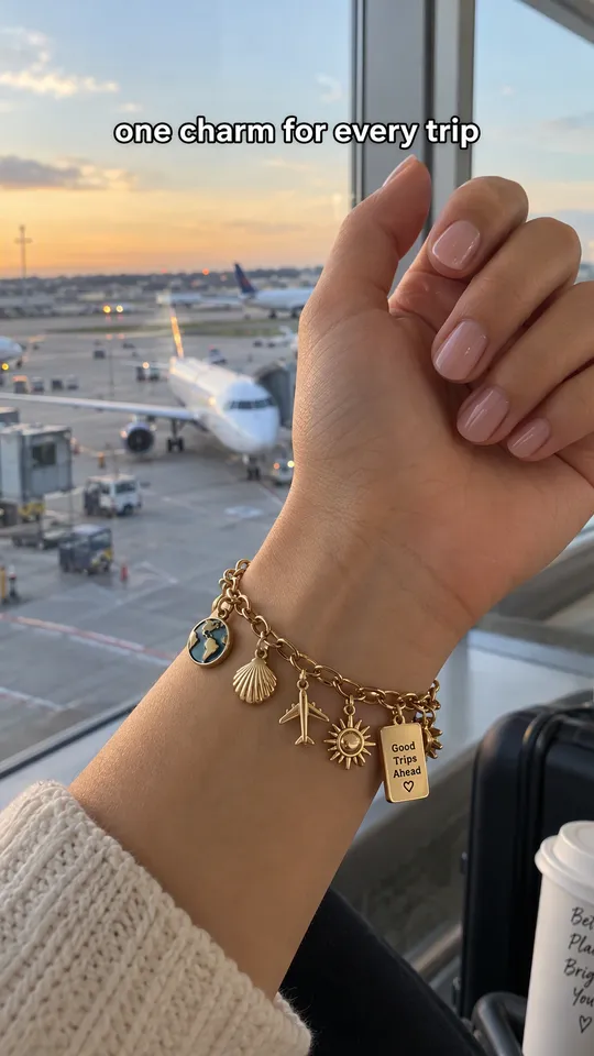 Anuncio UGC de TikTok de una pulsera de charms dorada sostenida frente a la ventana de un aeropuerto