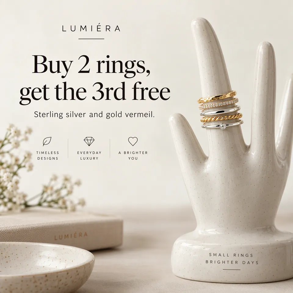 Anuncio de oferta de anillos finos apilables de oro y plata sobre una mano de cerámica, titular Compra 2 anillos y llévate el 3.º gratis