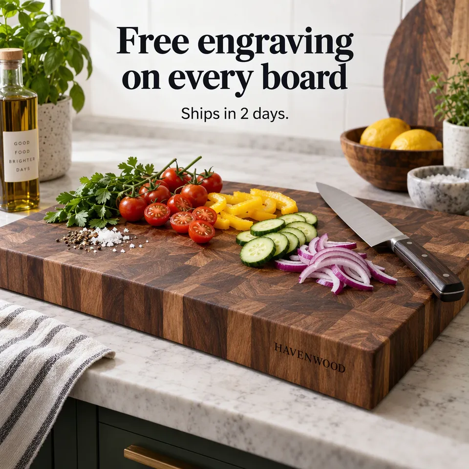 Anuncio de oferta de una tabla de cortar de nogal a contrafibra con verduras cortadas, titular Grabado gratis en todas las tablas