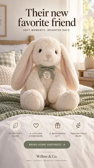Anuncio lifestyle de un conejito de peluche crema con orejas caídas sentado sobre una cama hecha
