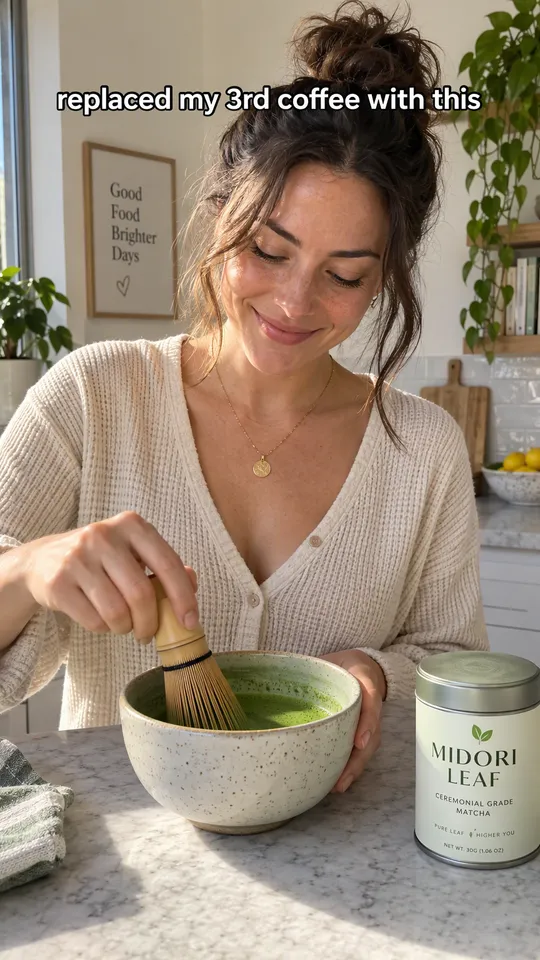 Anuncio UGC de TikTok de una mujer batiendo matcha en un cuenco de cerámica en una cocina soleada