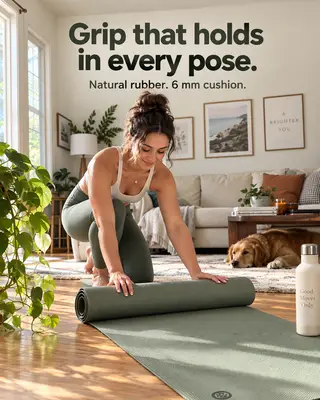 Anuncio de Meta de una mujer en zancada baja sobre una esterilla de yoga verde salvia en casa, titular Agarre que aguanta en cada postura.