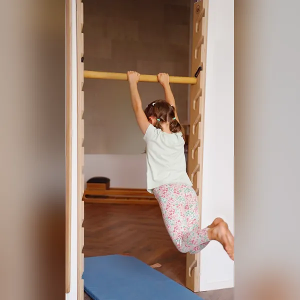 Anuncio de vídeo de Meta: un niño trepando por una espaldera de madera