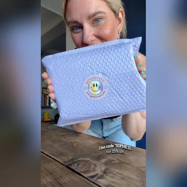 Anuncio de vídeo de Meta: una creadora haciendo unboxing de correas de reloj