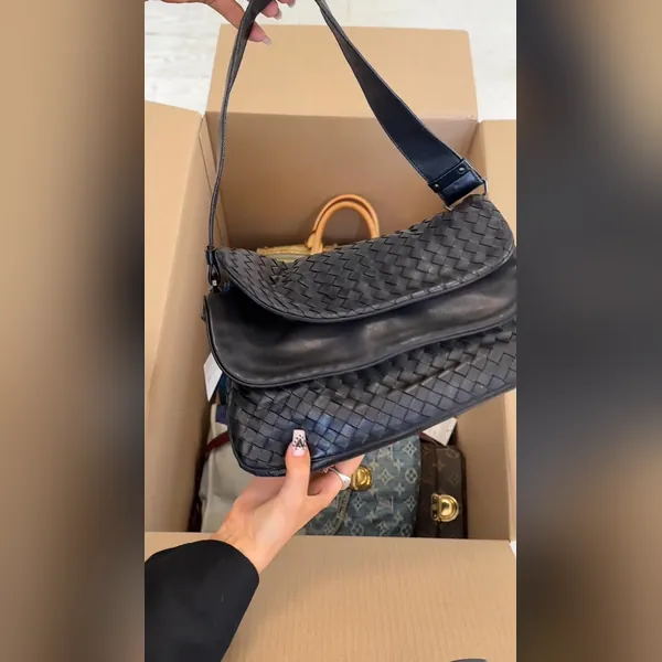 Anuncio de vídeo de Meta: unboxing de un bolso de diseño de segunda mano