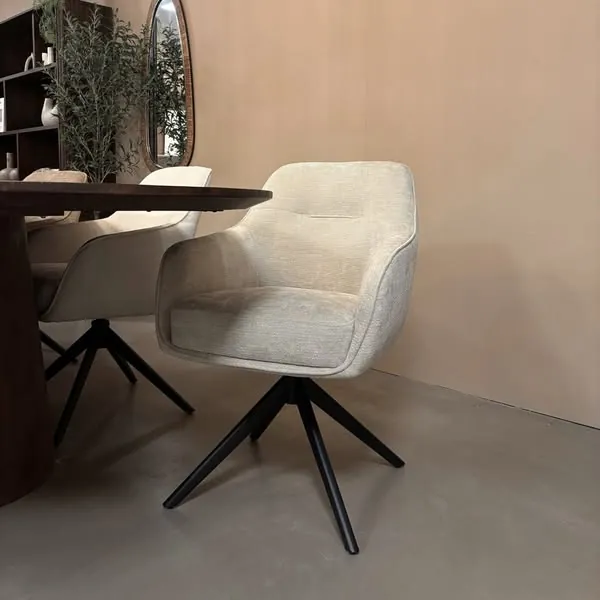 Anuncio estático de Meta: una silla de comedor junto a una mesa puesta