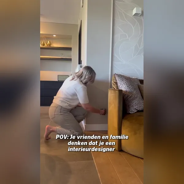 Anuncio de vídeo de Meta: un aplique de pared enchufable, mostrado en una habitación