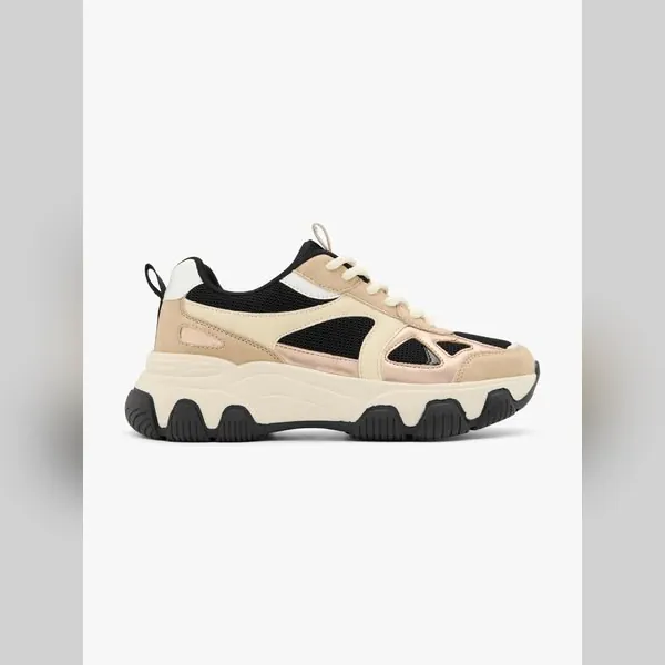 Anuncio estático de Meta: una zapatilla chunky sobre blanco