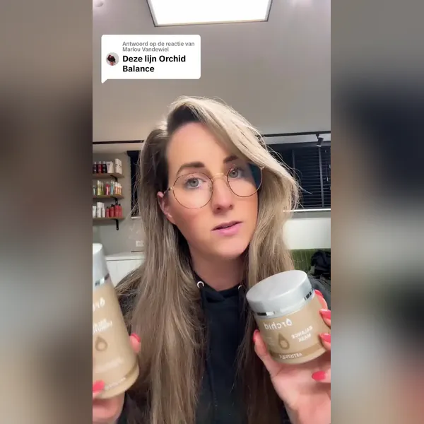 Anuncio de vídeo de Meta: la cita de un cliente y una valoración en estrellas de un champú