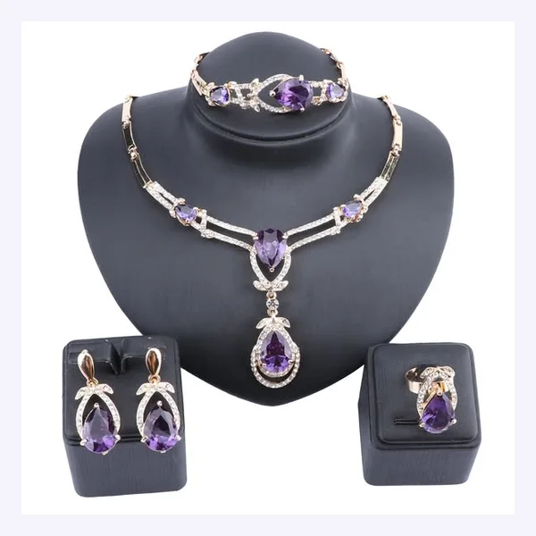 Static Meta ad: a jewelry set on a bust
