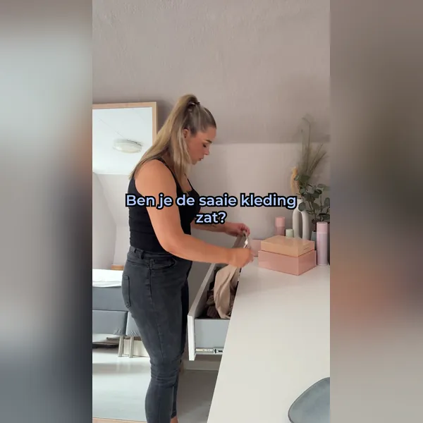 Anuncio de vídeo de Meta: una caja de ropa de tallas grandes, contada a cámara