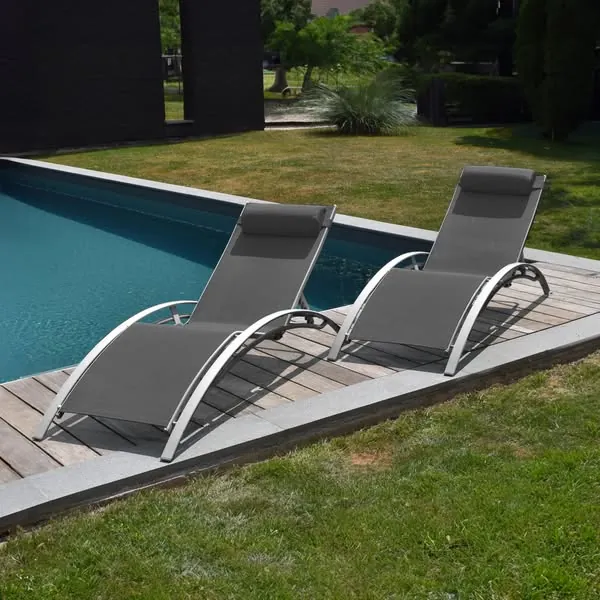Anuncio estático de Meta: dos tumbonas junto a una piscina