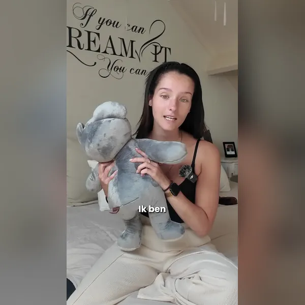 Anuncio de vídeo de Meta: una creadora con un peluche con peso