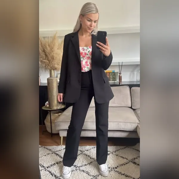 Anuncio estático de Meta: un selfie en el espejo con traje