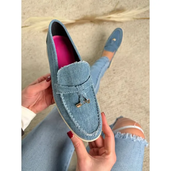 Anuncio estático de Meta: una mano sosteniendo un mocasín
