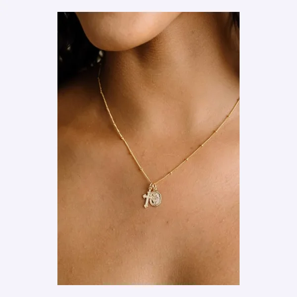Static Meta ad: a necklace worn on the collarbone