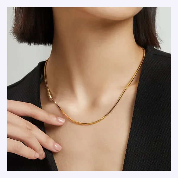 Static Meta ad: a gold chain worn by a model