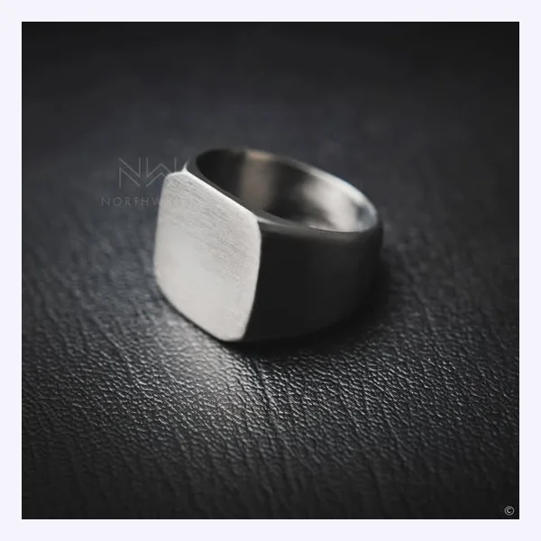 Static Meta ad: a silver ring on a dark surface