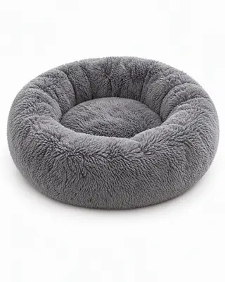 Cama redonda de peluche gris para perro sobre fondo blanco
