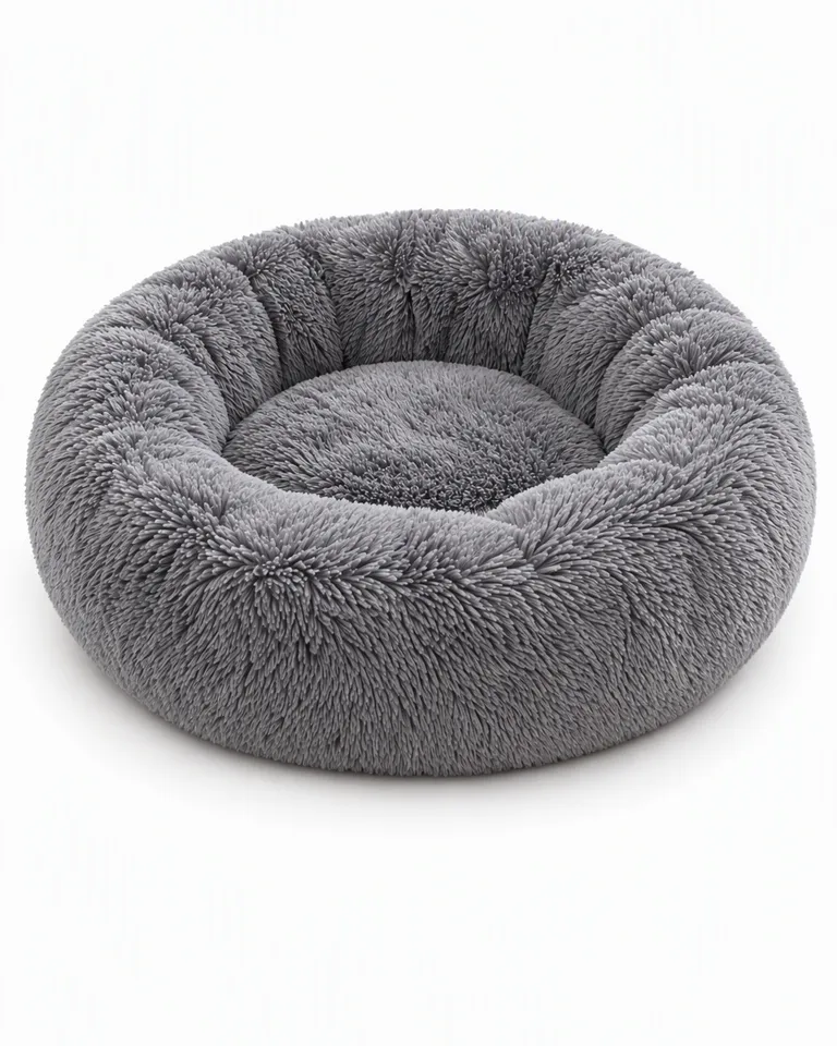 Cama redonda de peluche gris para perro sobre fondo blanco