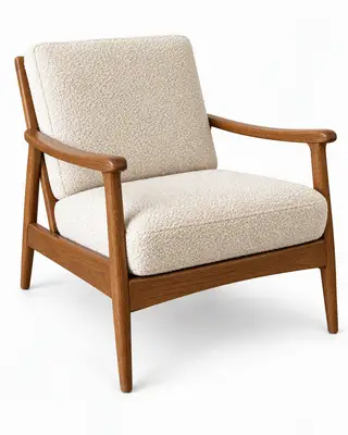 Butaca de roble con asiento de bouclé color crema sobre fondo blanco