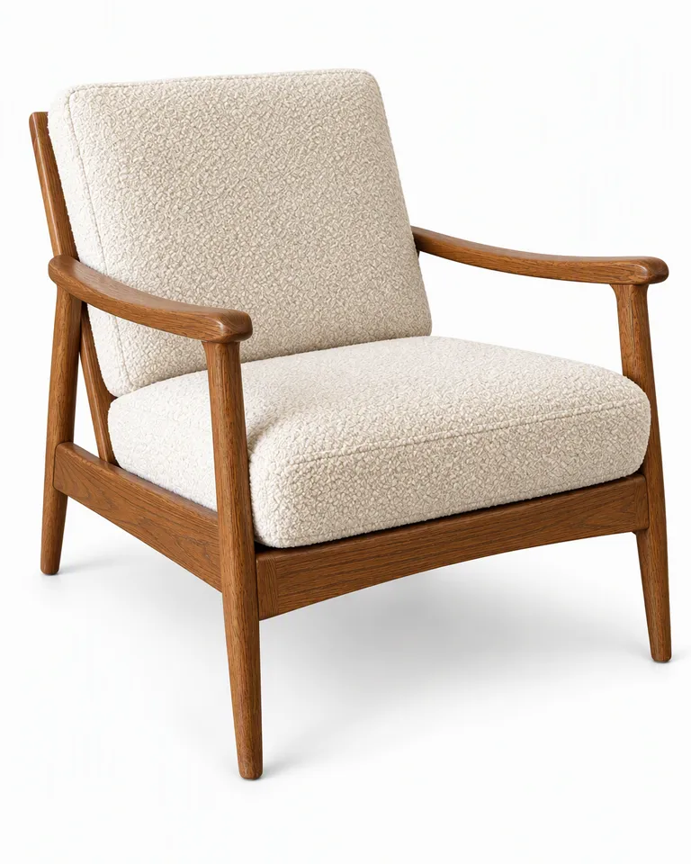 Butaca de roble con asiento de bouclé color crema sobre fondo blanco