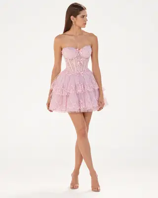 Minivestido rosa de tul palabra de honor en una modelo sobre un fondo blanco de estudio