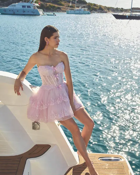 La foto del propio vendedor del minivestido rosa de tul en un barco