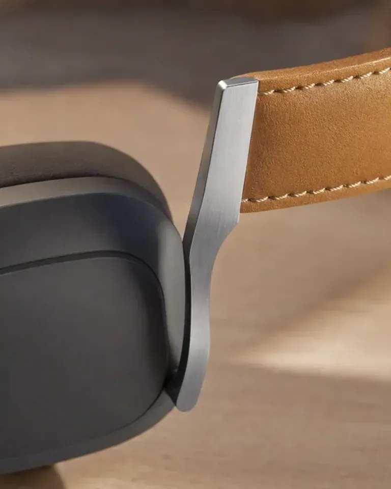 Primer plano de la diadema de piel color tostado y la bisagra metálica de los auriculares