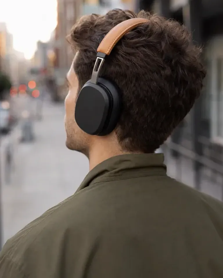 Hombre con los auriculares de diadema en una calle de la ciudad