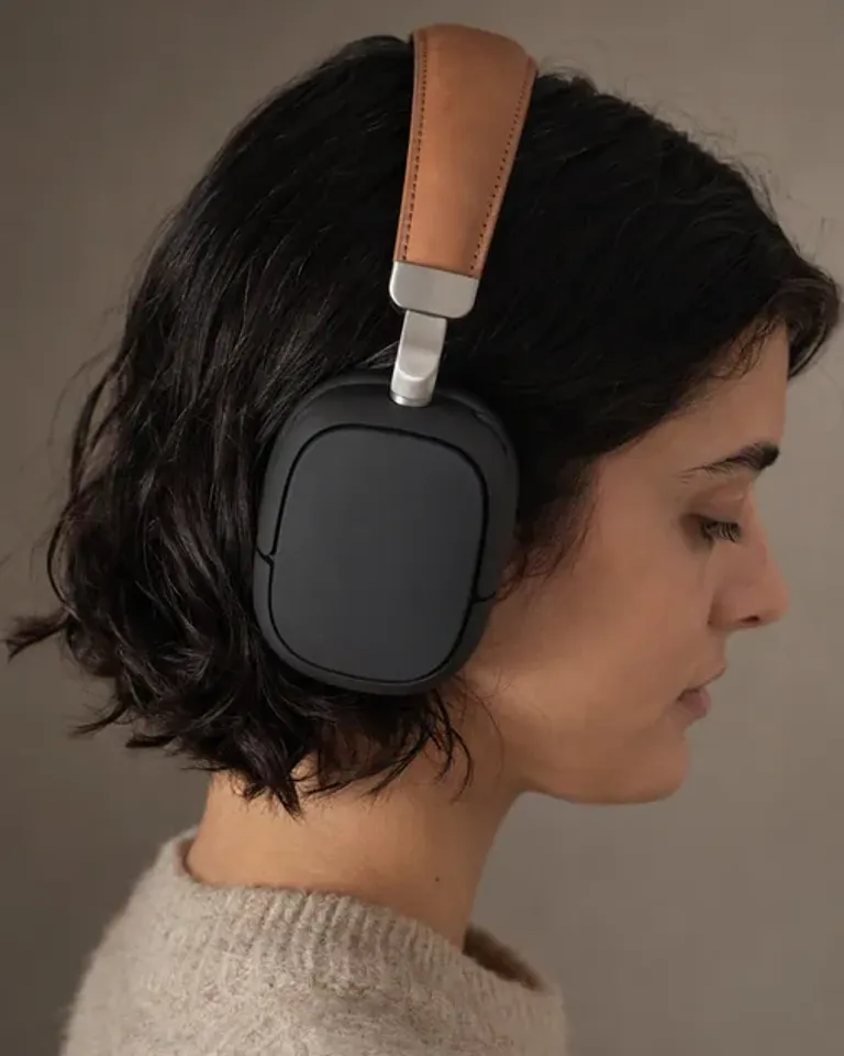 Perfil de una mujer con los auriculares negros y color tostado puestos