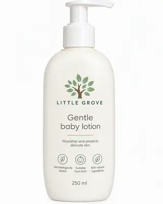 Loción suave para bebé Little Grove en un bote blanco con dosificador sobre fondo blanco