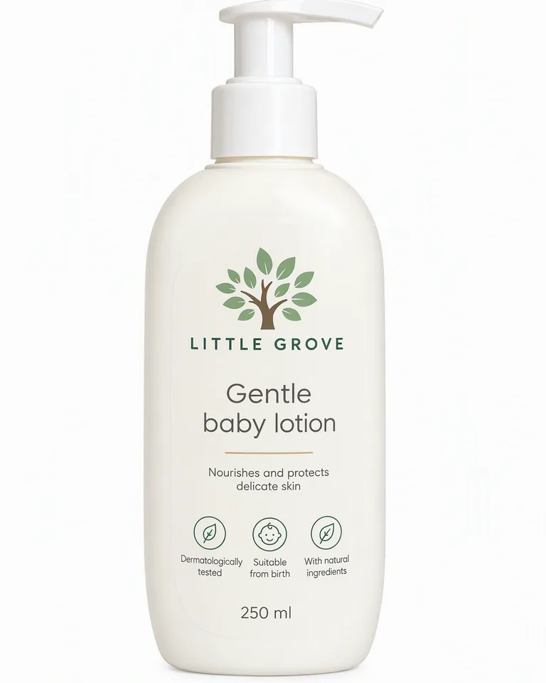 Loción suave para bebé Little Grove en un bote blanco con dosificador sobre fondo blanco