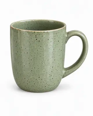 Taza de cerámica moteada verde salvia sobre fondo blanco
