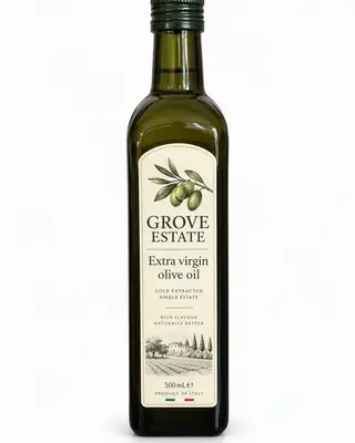 Aceite de oliva virgen extra Grove Estate en una botella verde oscuro sobre fondo blanco