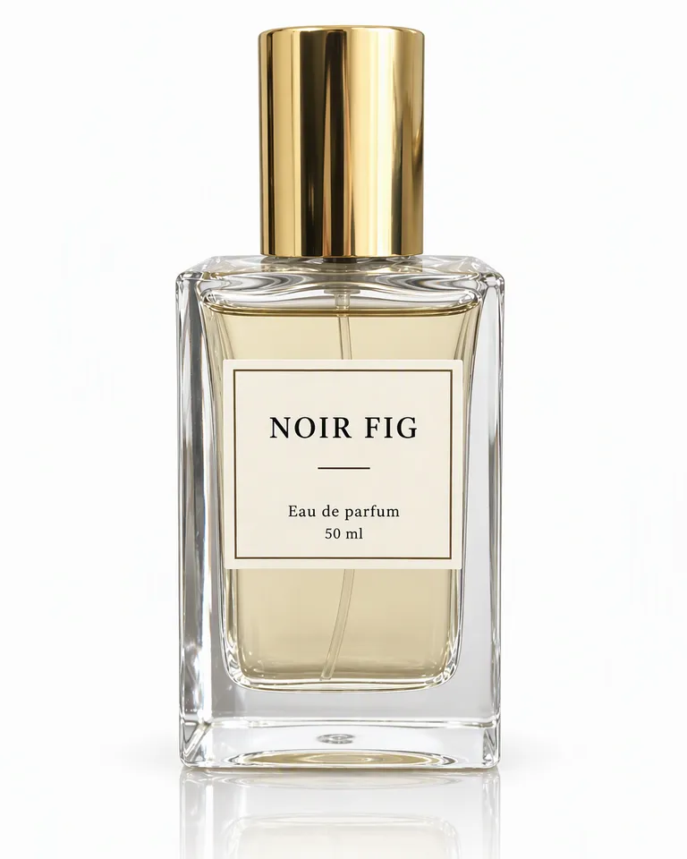 Eau de parfum Noir Fig en un frasco rectangular de cristal con tapón dorado sobre fondo blanco