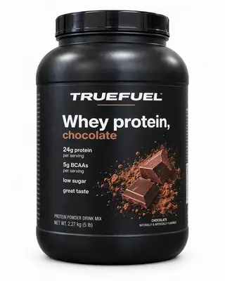 Proteína whey de chocolate Truefuel en un bote negro mate sobre fondo blanco