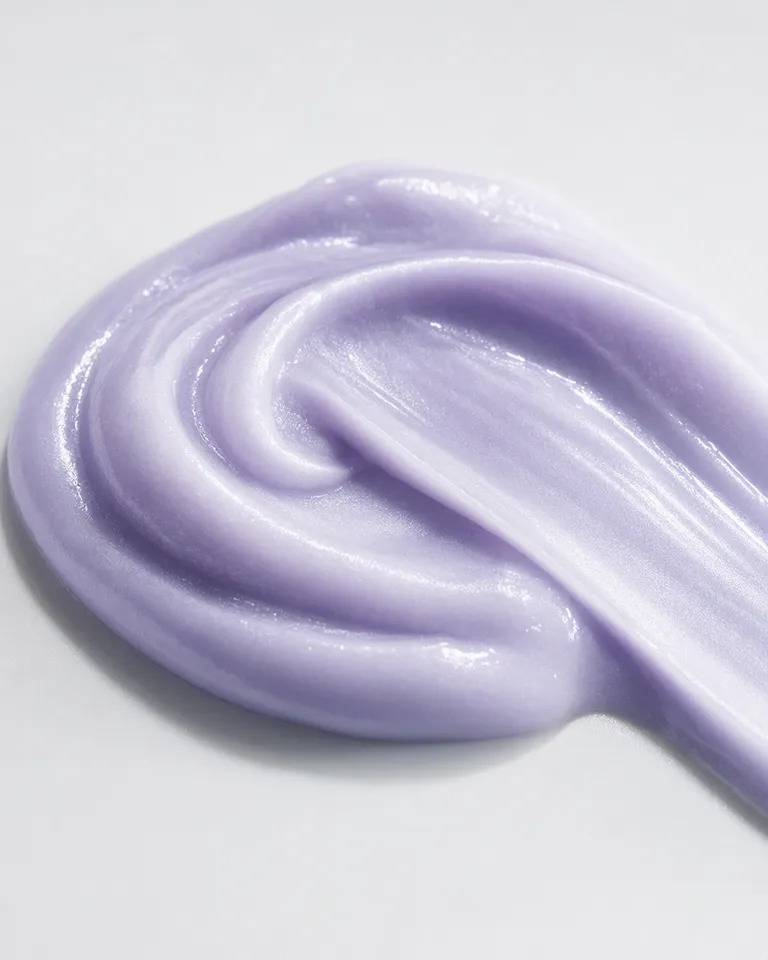 Primer plano de la textura del gel de ojos color lila