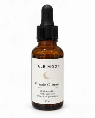 Sérum de vitamina C Pale Moon en un frasco cuentagotas ámbar con etiqueta blanca sobre fondo blanco